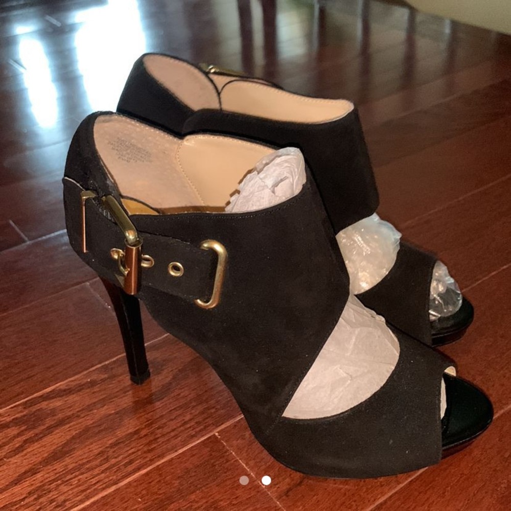 Black heels never worn